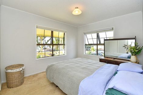 Photo of property in 28 Mcquarrie Avenue, Wattle Downs, Auckland, 2103
