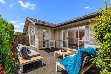 Photo of property in 22 Rising Parade, Fairview Heights, Auckland, 0632