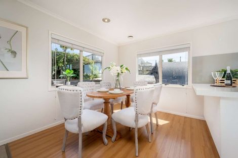 Photo of property in 30a Colmar Road, Mellons Bay, Auckland, 2014