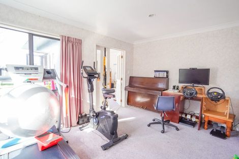 Photo of property in 25 Rosebank Avenue, Kelvin Grove, Palmerston North, 4414