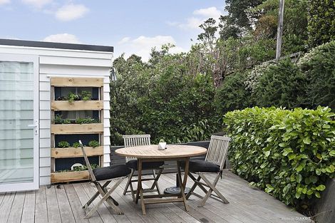 Photo of property in 11 Knoll Street, Island Bay, Wellington, 6023