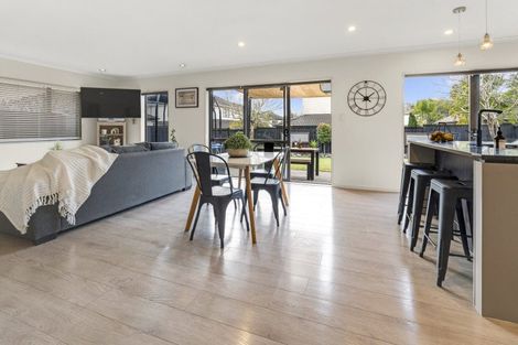 Photo of property in 4 Bridgefield Crescent, Flat Bush, Auckland, 2016