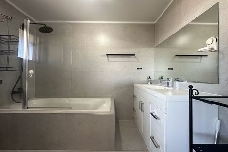 Photo of property in 46 Target Road, Totara Vale, Auckland, 0629
