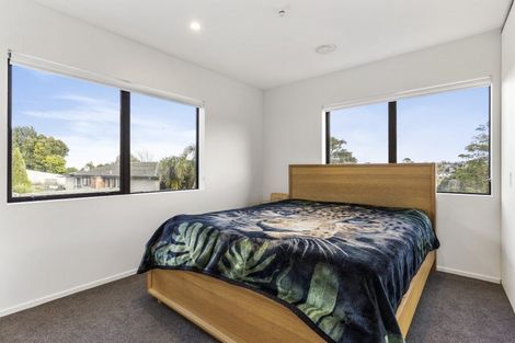 Photo of property in 25b Deverell Place, Northcross, Auckland, 0632