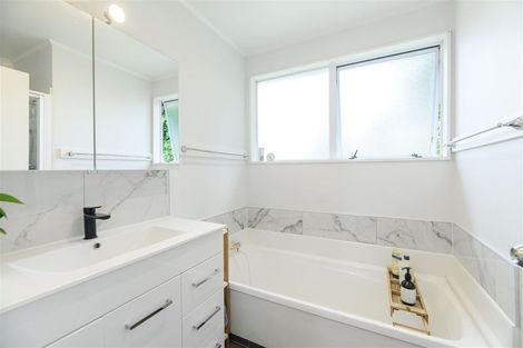 Photo of property in 48 Borich Road, Sunnyvale, Auckland, 0612