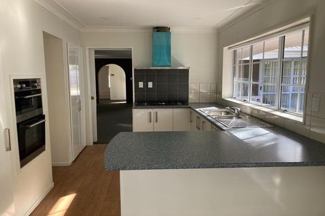 Photo of property in 2 Framalda Place, Conifer Grove, Takanini, 2112