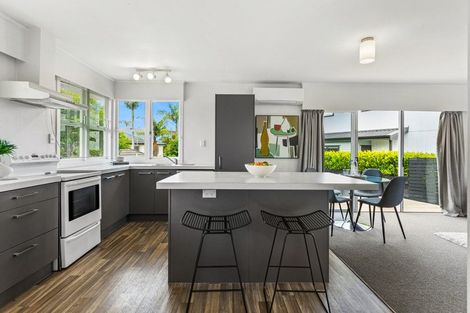 Photo of property in 2/111 Hobsonville Road, West Harbour, Auckland, 0618