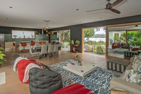 Photo of property in 6 Robinson Road, Whitianga, 3510