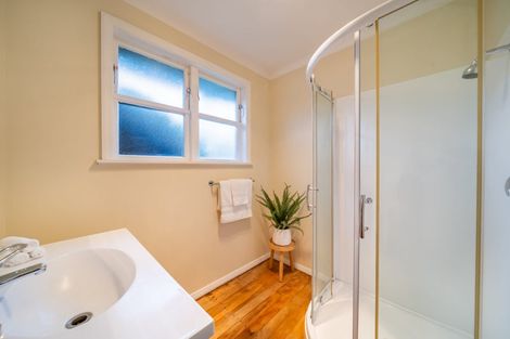 Photo of property in 10 Vista Crescent, Maoribank, Upper Hutt, 5018