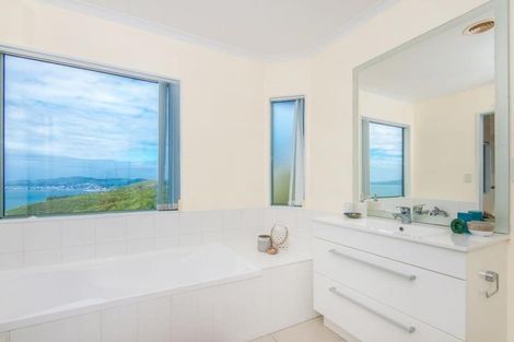 Photo of property in 22 Bennett Grove, Newlands, Wellington, 6037