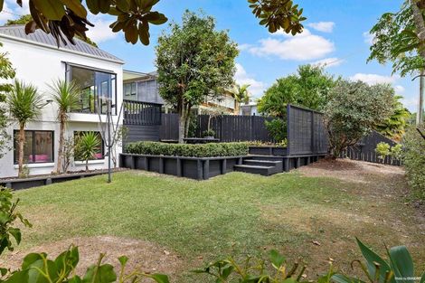 Photo of property in 2/47 Sheridan Drive, New Lynn, Auckland, 0600