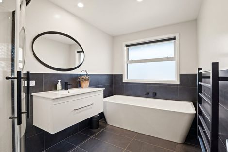 Photo of property in 2 Chatham Street, Waihola, Milton, 9073