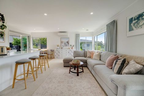 Photo of property in 1/39 Camrose Place, Glenfield, Auckland, 0629