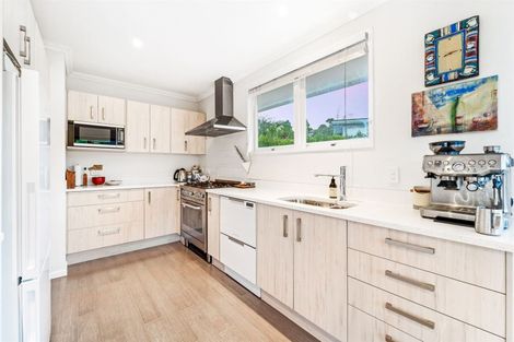 Photo of property in 5 Chevron Place, Castor Bay, Auckland, 0620