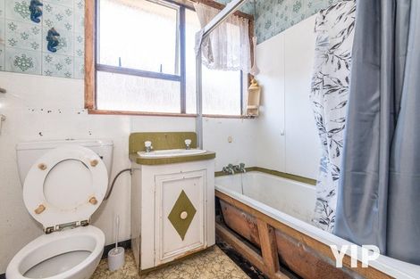 Photo of property in 33 Spenmoor Street, Newlands, Wellington, 6037