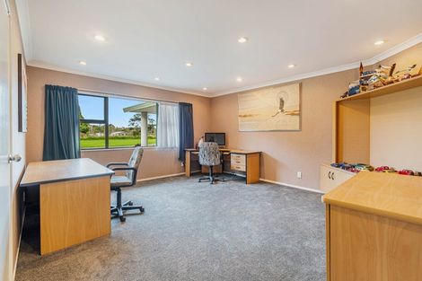 Photo of property in 88 Boord Crescent, Kumeu, 0891