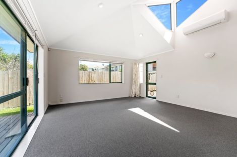 Photo of property in 2/52 Donald Street, Stanmore Bay, Whangaparaoa, 0932