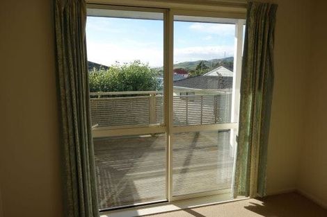 Photo of property in 6b Kinapori Terrace, Newlands, Wellington, 6037