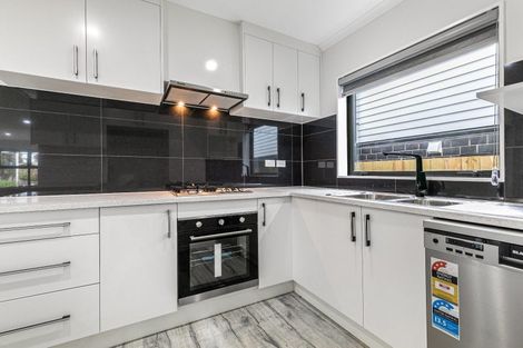 Photo of property in 84 Godley Road, Green Bay, Auckland, 0604