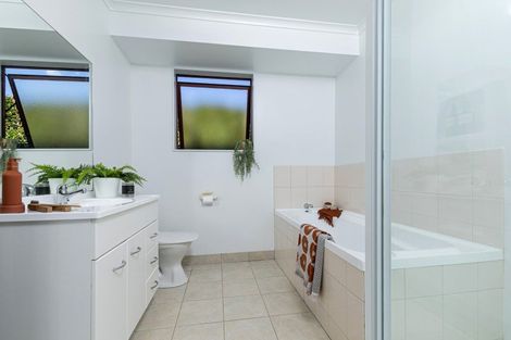 Photo of property in 10 Marbella Crescent, Oteha, Auckland, 0632