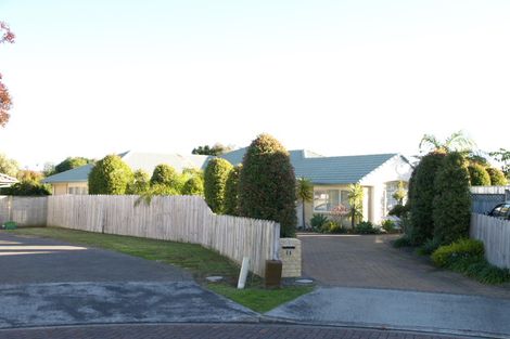 Photo of property in 11 Belsomet Place, Golflands, Auckland, 2013
