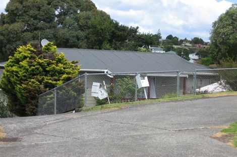 Photo of property in 2/32 Lambrown Drive, Totara Vale, Auckland, 0629