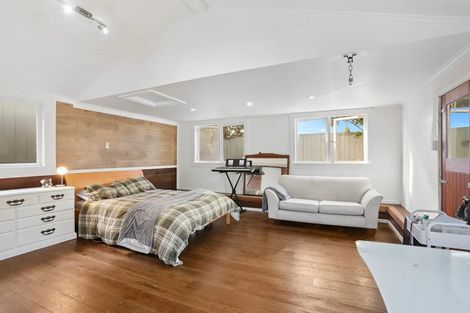 Photo of property in 15 Kingdale Road, Henderson, Auckland, 0610