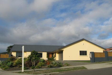 Photo of property in 35 Quadrant Heights, Paraparaumu, 5032