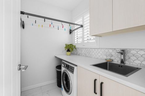 Photo of property in 341 Devonport Road, Tauranga, 3110