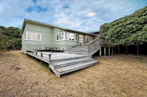Photo of property in 22 North Piha Road, Piha, New Lynn, 0772