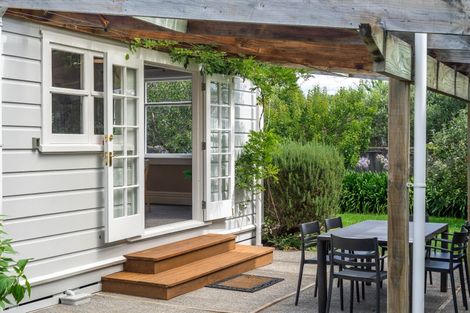 Photo of property in 100 Jellicoe Street, Martinborough, 5711