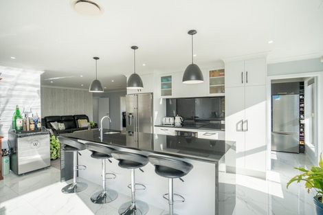 Photo of property in 2 Tutakarae Road, Kelvin Grove, Palmerston North, 4470