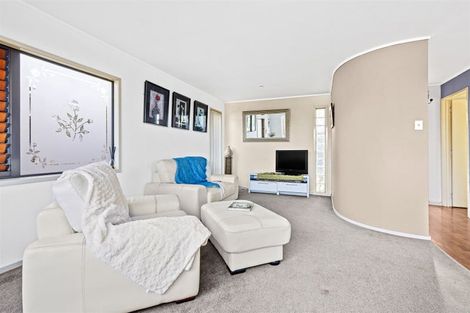 Photo of property in 689 Beach Road, Rothesay Bay, Auckland, 0630