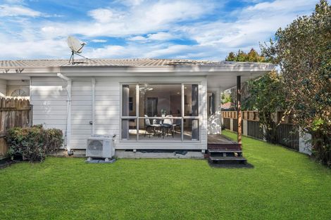 Photo of property in 2/105 Carnoustie Drive, Wattle Downs, Auckland, 2103