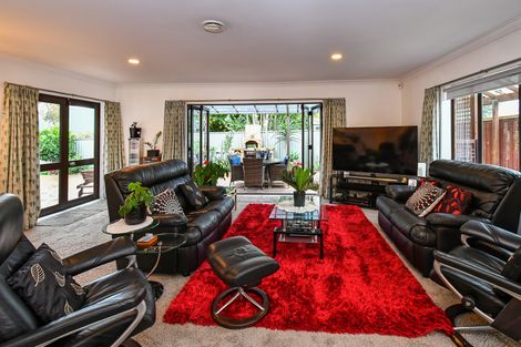 Photo of property in 2/27 Queen Street, Papakura, 2110