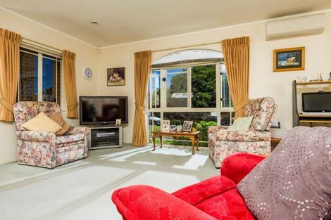 Photo of property in 2/335 Wairau Road, Totara Vale, Auckland, 0627