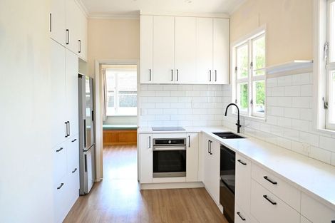 Photo of property in 128 Napier Road, Havelock North, 4130