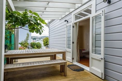 Photo of property in 12 Rixon Grove, Mount Victoria, Wellington, 6011