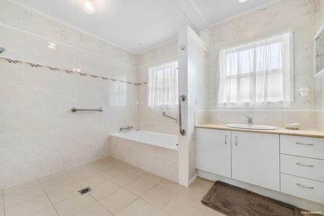 Photo of property in 5 Cheryl Place, Hillcrest, Auckland, 0627