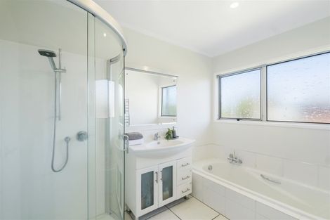 Photo of property in 14 Paulange Place, Pakuranga Heights, Auckland, 2010