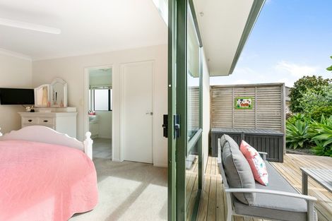 Photo of property in 20 Rising Parade, Fairview Heights, Auckland, 0632