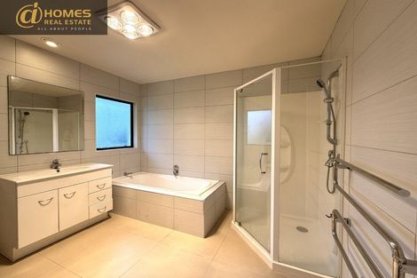 Photo of property in 5 Queen Natalie Place, Massey, Auckland, 0614