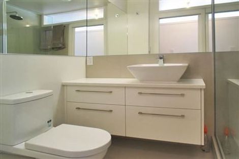 Photo of property in 3/2 Oriental Terrace, Mount Victoria, Wellington, 6011