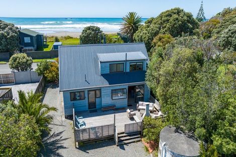 Photo of property in 112 Blue Pacific Parade, Riversdale Beach, Masterton, 5872