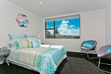 Photo of property in 5/15 Chivalry Road, Glenfield, Auckland, 0629
