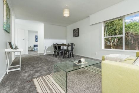 Photo of property in 2/8 Tobruk Crescent, Milford, Auckland, 0620