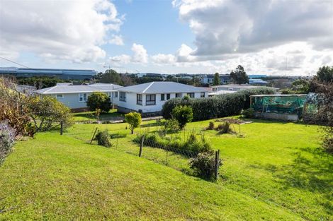 Photo of property in 72a Sylvan Crescent, Te Atatu South, Auckland, 0610