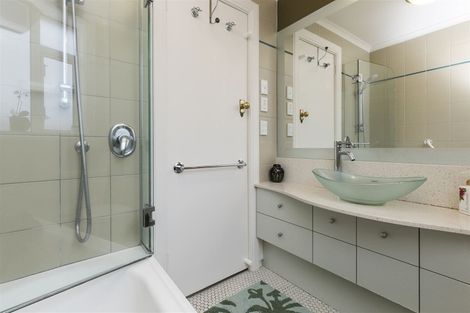 Photo of property in Owd Trafford Flats, 17 Brougham Street, Mount Victoria, Wellington, 6011