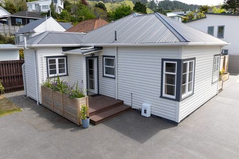 Photo of property in 7b Romney Square, Tawa, Wellington, 5028
