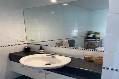 Photo of property in 8a Madeira Lane, Grafton, Auckland, 1023